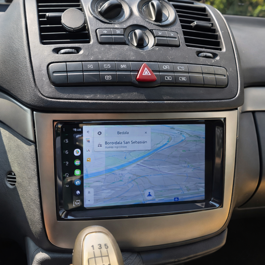 Écran CarPlay Mercedes Viano intégré tableau de bord
