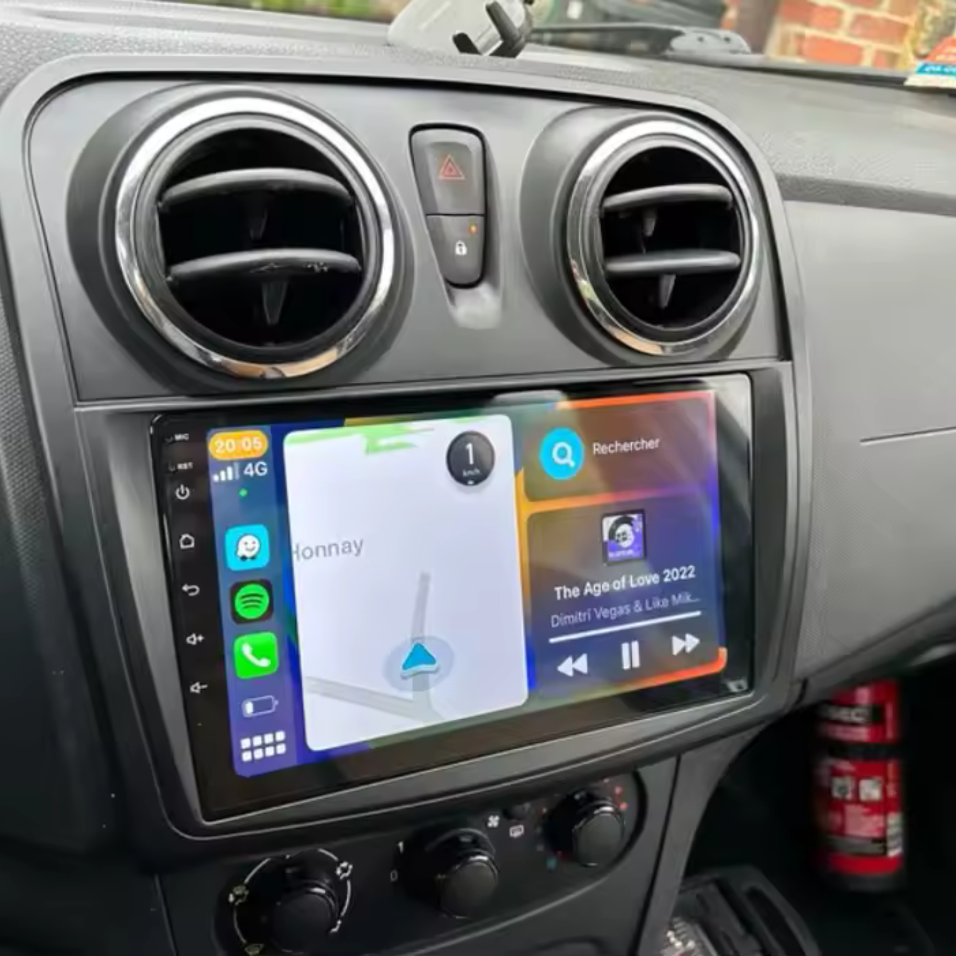 Écran CarPlay Dacia Logan intégré tableau de bord
