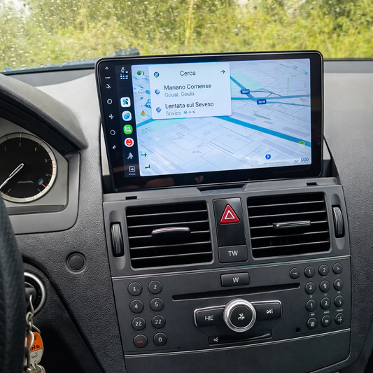 Écran CarPlay Mercedes Classe C W204 intégré tableau de bord