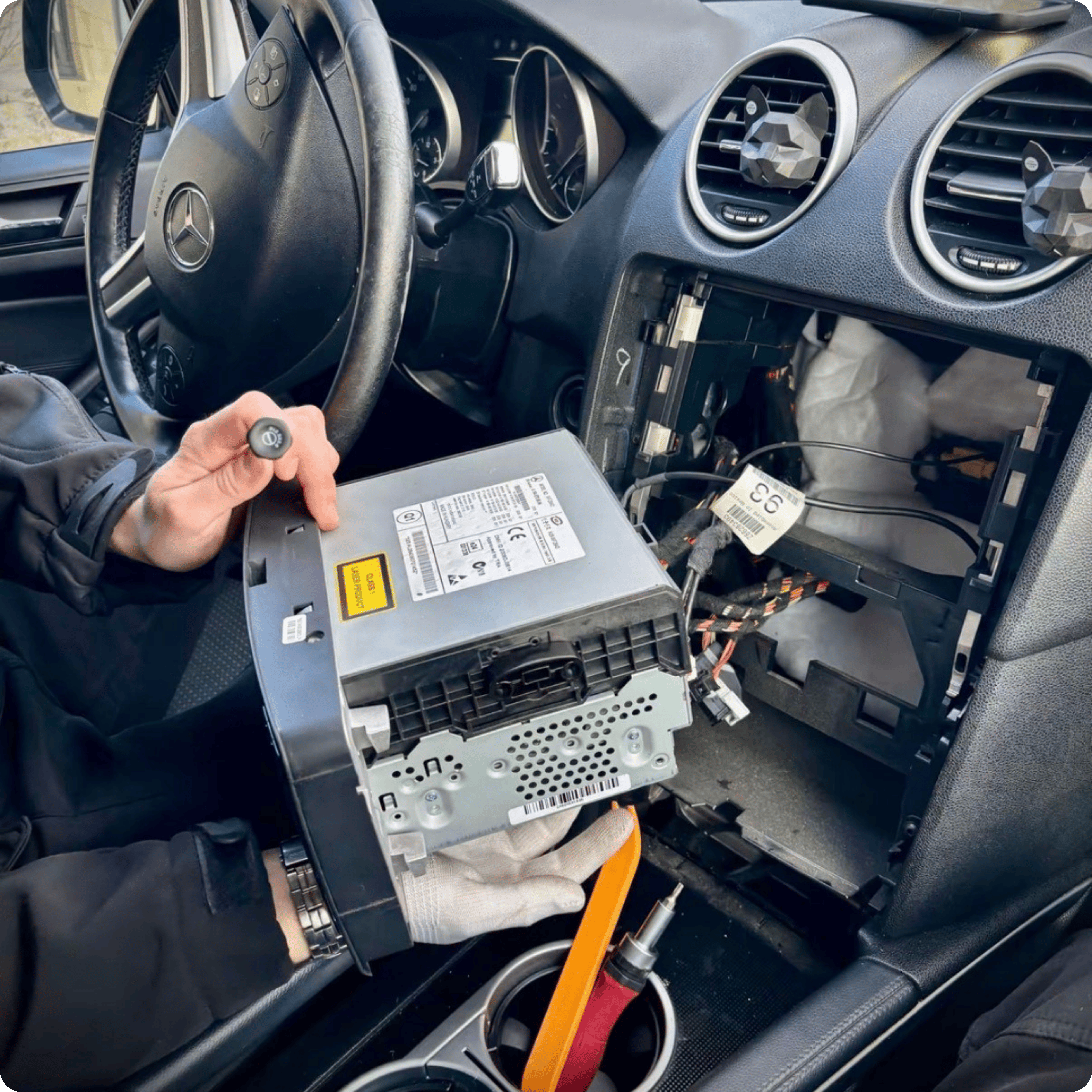 Dévissez l'ancien autoradio