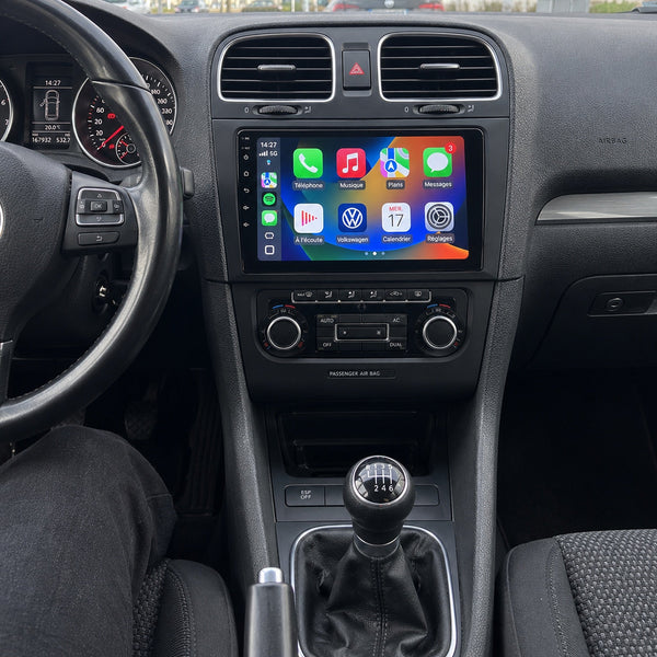 Autoradio CarPlay 9 pouces installé dans le tableau de bord d'une Volkswagen Golf 6 (2008-2016)